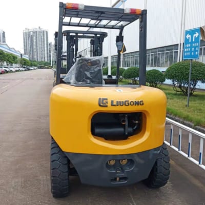 Xe nâng có được tham gia giao thông không