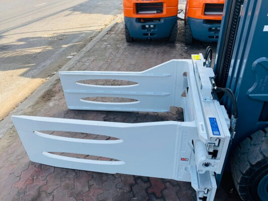 xe nâng kẹp giấy phế liệu