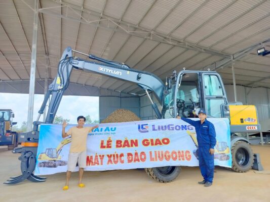 Bàn giao may xúc đào bánh lốp xinyuan tại Đăk Lăk