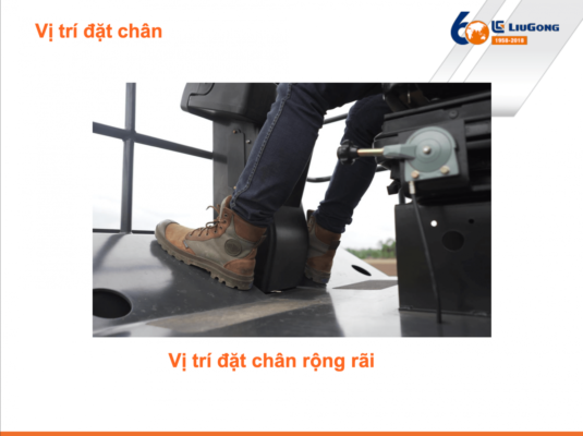 Vị trí đặt chân xe lu rung 2 cầu 6611E