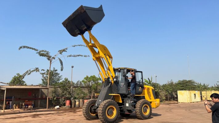 máy xúc lật liugong làm nông sản 