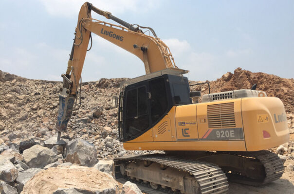 Xúc đào Liugong trang bị động cơ cummins