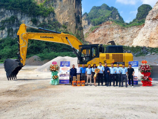 Lễ bàn giao máy xúc đào CLG952E